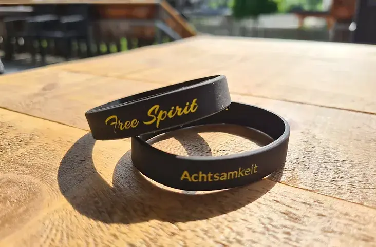 Handgefertigte Armbänder aus Naturstein und Holz